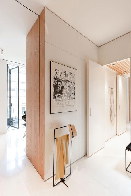 Máximo espacio de almacenaje con mobiliario a medida de suelo a techo en Barcelona