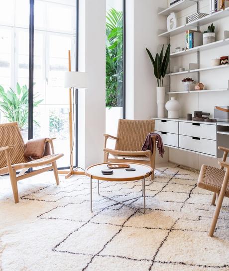 Máximo espacio de almacenaje con mobiliario a medida de suelo a techo en Barcelona