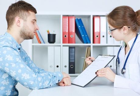 Un médico puede probar la infertilidad en los hombres