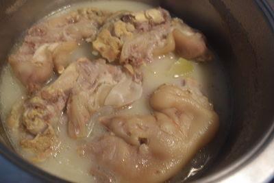 Manitas de Cerdo con Garbanzos y Jabuguitos