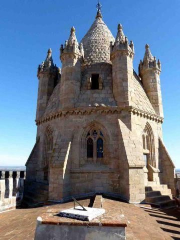 Mirada matemática a la Catedral de Évora Mirada matemática a la Catedral de Évora