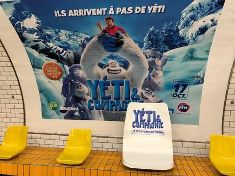 Un asiento gigante en el metro para anunciar la película “Smallfoot” Un asiento gigante en el metro para anunciar la película “Smallfoot”