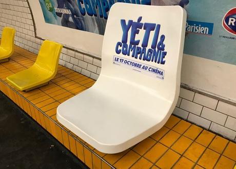 Un asiento gigante en el metro para anunciar la película “Smallfoot” Un asiento gigante en el metro para anunciar la película “Smallfoot”
