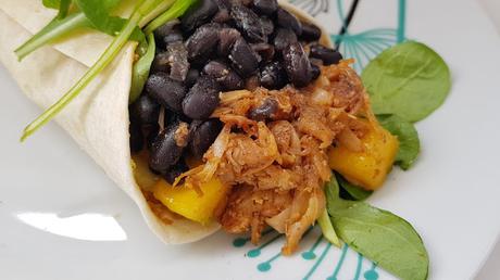 Burritos caribeños de judías negras y fruta de jack con mango