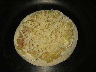 QUESADILLA DE CEBOLLA CARAMELIZADA Y QUESO DE CABRA