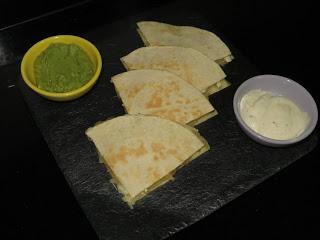 QUESADILLA DE CEBOLLA CARAMELIZADA Y QUESO DE CABRA