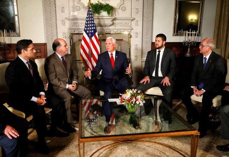 David Smolansy (segundo desde la derecha), en una reuniÃ³n de abril de 2018 con el vicepresidente de EE.UU., Mike Pence. / AP