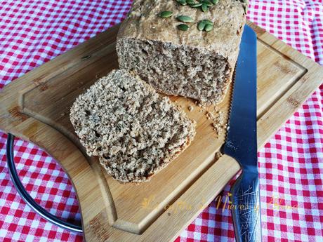 Pan con espelta, mostaza, pimentón y pipas de calabaza Pan con espelta, mostaza, pimentón y pipas de calabaza