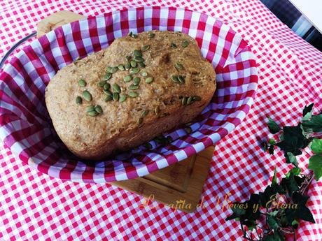 Pan con espelta, mostaza, pimentón y pipas de calabaza Pan con espelta, mostaza, pimentón y pipas de calabaza