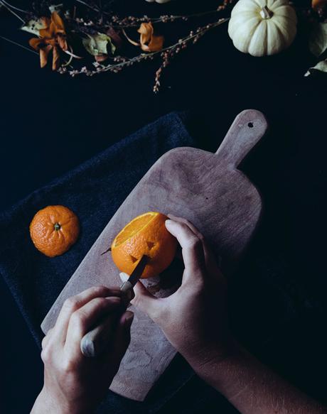 Velas de Halloween hechas con naranjas secas