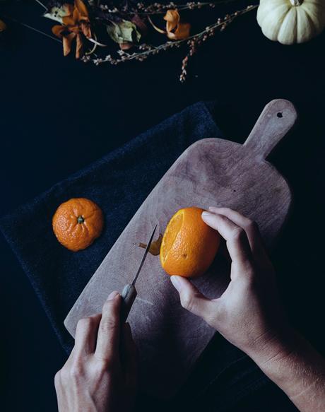 Velas de Halloween hechas con naranjas secas