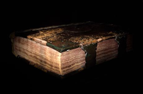 Cinco Libros Malditos Ficticios