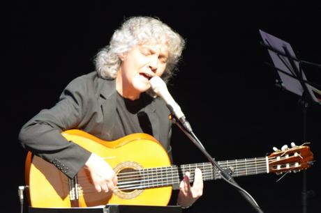 Una noche solemne rememorando Al cantar A Manuel. Una noche solemne rememorando Al cantar A Manuel.