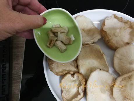 Shitakes rellenas con huevos de codorniz