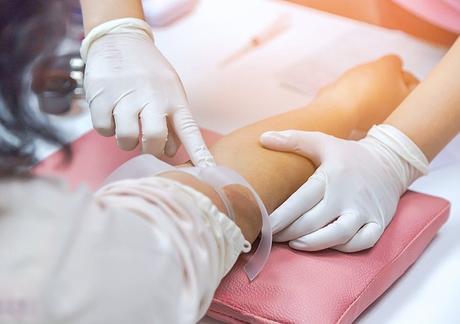 Una prueba de PCR consiste en dar una muestra de sangre.