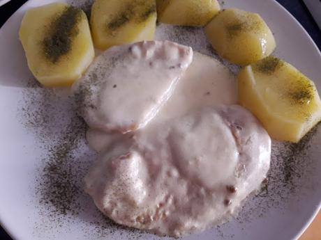 Pollo a la pimienta verde Pollo a la pimienta verde con patatas cocidas