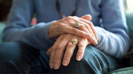 El temblor en una mano es un signo temprano de la enfermedad de Parkinson