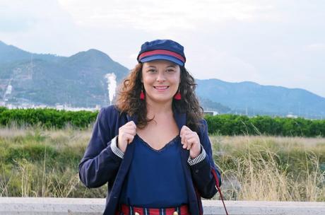 Falda de estilo militar con abotonadura