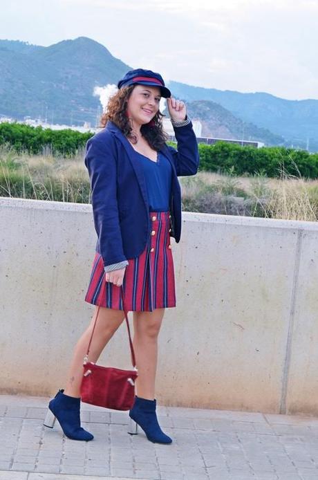 Falda de estilo militar con abotonadura