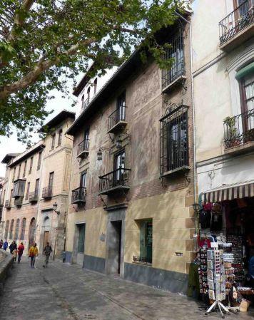 Mitra geómetra en la Carrera del Darro de Granada Mitra geómetra en la Carrera del Darro de Granada