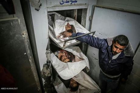 Gazaties exigen bombardear Tel aviv tras la muerte de 3 terroristas eliminados por un ataque aéreo israelí. Gazaties exigen bombardear Tel aviv tras la muerte de 3 terroristas eliminados por un ataque aéreo israelí.