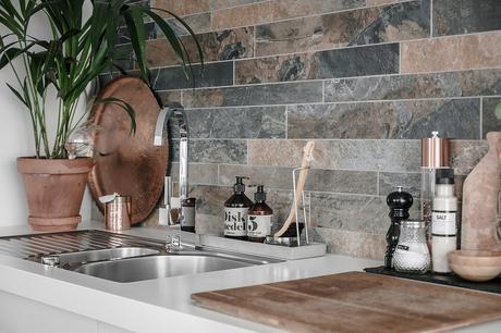 Frente de pizarra para la cocina y ladrillo visto.