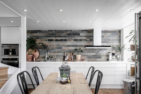 Frente de pizarra para la cocina y ladrillo visto.