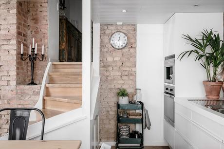 Frente de pizarra para la cocina y ladrillo visto.