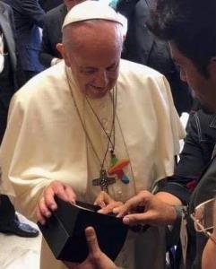“Al corruptor Bergoglio (SS Francisco) le encantan los accesorios gay”