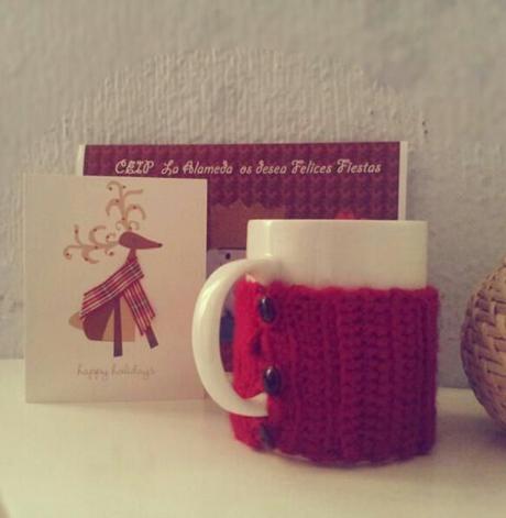 Taza con funda de ganchillo