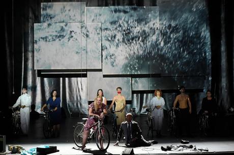 Los actors en un momento de la representación Eneko Sagardoy, Joseba Apaolaza, Ylenia Baglietto, Gurutze Beitia, Ainhoa Etxebarria, Miren Gaztañaga, Iñake Irastorza, Karmele Larrinaga, Itziar Lazkano, Koldo Olabarri, Lander Otaola