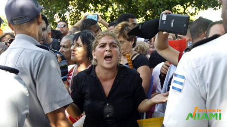 Fuerte protesta de opositores cubanos frente a estación de policía en La Habana