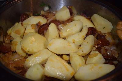 Patatas Guisadas con Cogollos y Chorizo