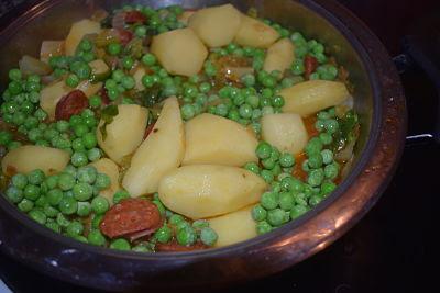 Patatas Guisadas con Cogollos y Chorizo