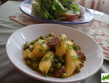 Patatas Guisadas con Cogollos y Chorizo