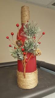 Aprende cómo decorar botellas navideñas con cuerda de henequén