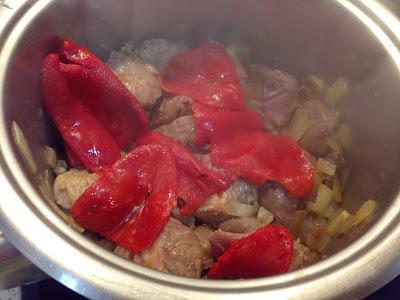 CARRILLADAS IBERICAS DE CERDO CON SALSA DE PIMIENTOS DEL PIQUILLO