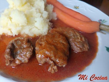 CARRILLADAS IBERICAS DE CERDO CON SALSA DE PIMIENTOS DEL PIQUILLO