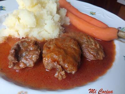 CARRILLADAS IBERICAS DE CERDO CON SALSA DE PIMIENTOS DEL PIQUILLO
