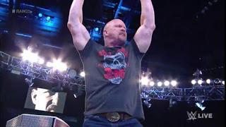 Vince Mcmahon se enoja cuando regresa stone cold Steve Austin