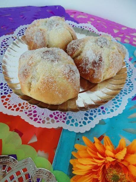 Pan de muerto relleno de nata