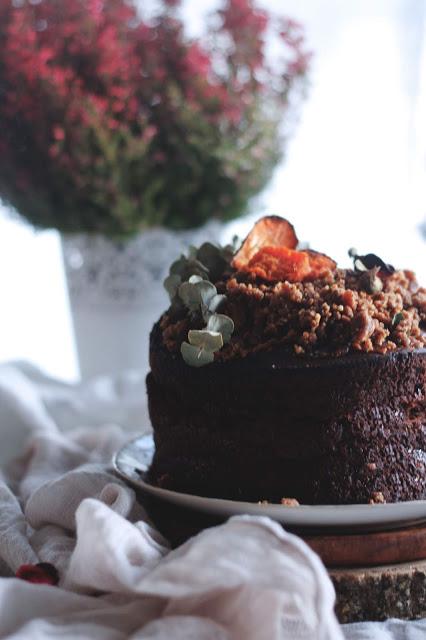 Bizcocho de boniato , cacao y nueces garrapiñadas