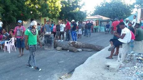 Al menos 15 heridos en Mena en protesta contra salida maquinarias de asfalto.