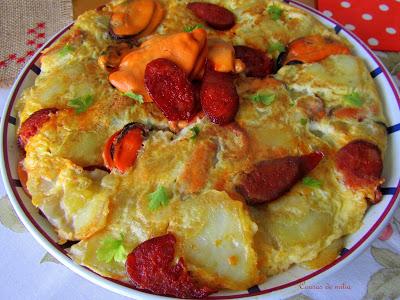 Tortilla de patatas, chorizo y mejillones