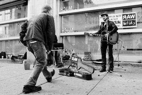 Resultado de imagen de pedir dinero en la calle