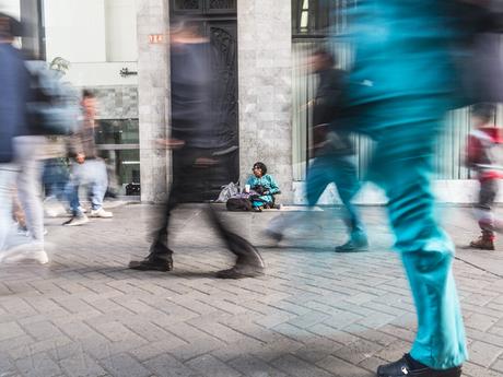Resultado de imagen de pedir dinero en la calle