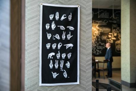 Así es la primera cafetería de Starbucks adaptada para personas con discapacidad auditiva