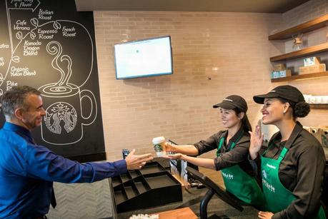 Así es la primera cafetería de Starbucks adaptada para personas con discapacidad auditiva