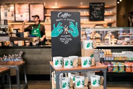 Así es la primera cafetería de Starbucks adaptada para personas con discapacidad auditiva