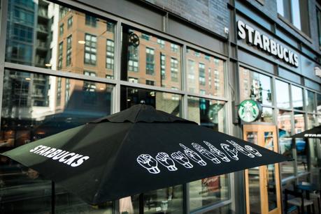 Así es la primera cafetería de Starbucks adaptada para personas con discapacidad auditiva